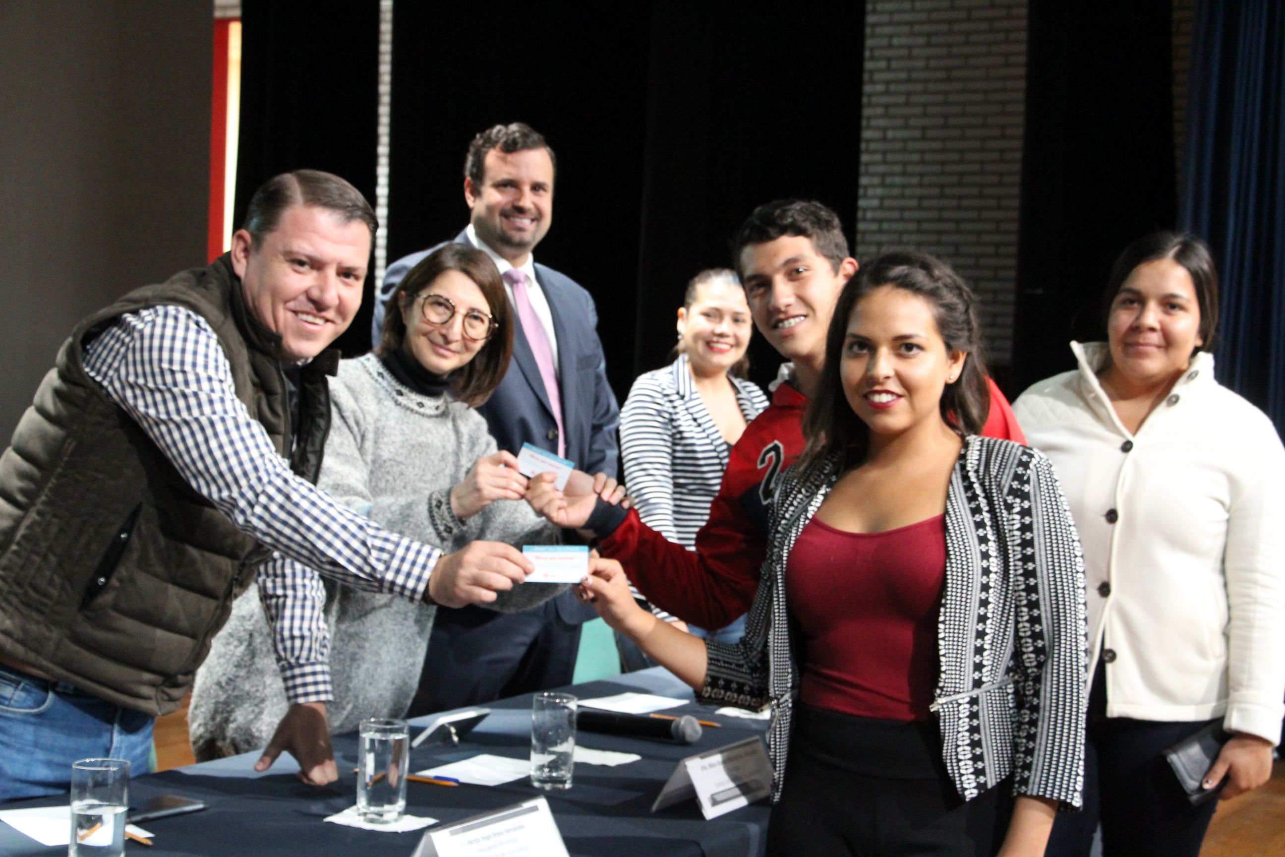 Alumnos reciben becas por parte del Gobierno Municipal.