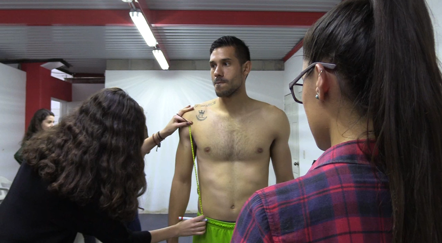 Practicantes de nutrición realizan medición antropométrica a los jugadores de equipo 